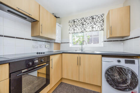 Foxglove Gardens, Guildford, GU4 photo 4