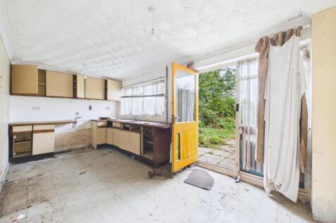 2 - 3-Bedroom house in Yate for Referbishment.jpg