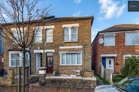 2-bed flat on Chigwell Road, South Woodford, London, E18, £1,600/mo
