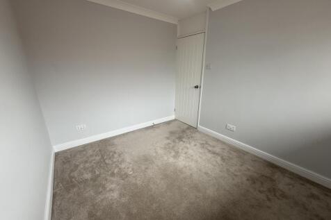 Radcot Close, Maidenhead, SL6 photo 5