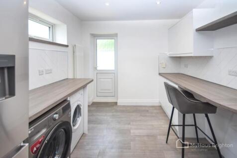 Ladbroke Road, Horley photo 5