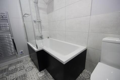 **WELL PRESENTED!** Aprt at High St West, Glossop, SK13 8AZ photo 5