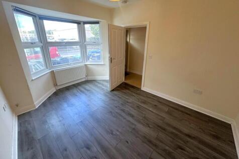Woking, Surrey, GU21 photo 4