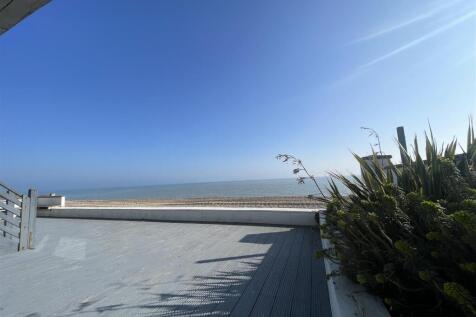 Keelan rear decking to beach.JPG