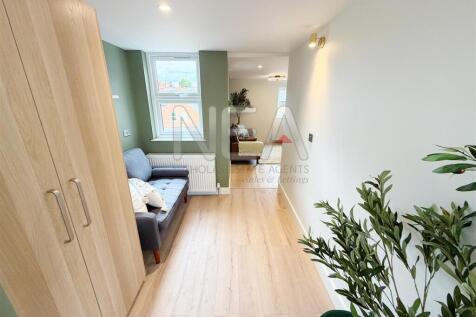 Room 6 (Bed reverse).jpg