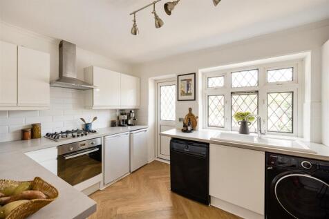 Rivenhall Gardens, E18