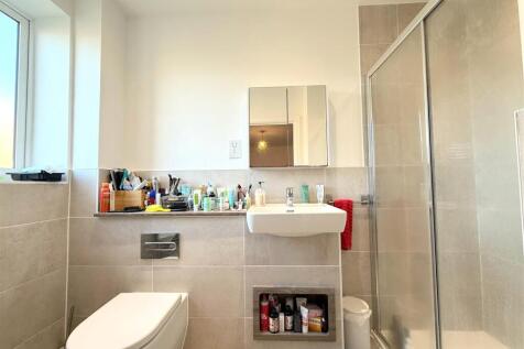 En-suite Shower to Bed 1.jpeg