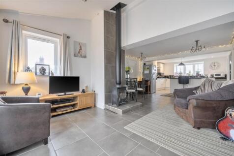 OPEN PLAN FAMILY ROOM