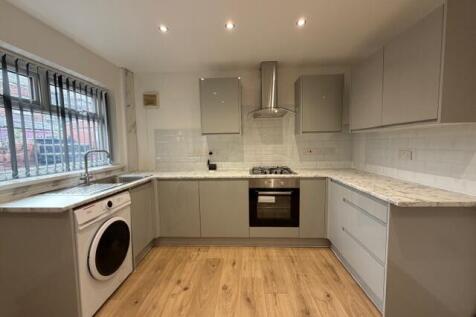 4 bed house in M14