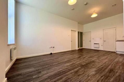 Living Room pic 2.jpeg