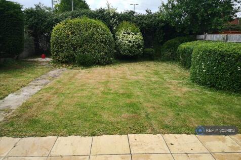 Garden: Spacious Garden With Patio And Furniture