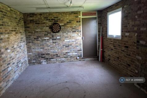 Large Garage With Internal Access