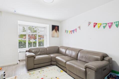 CAM03729G0-PR0132-STILL004