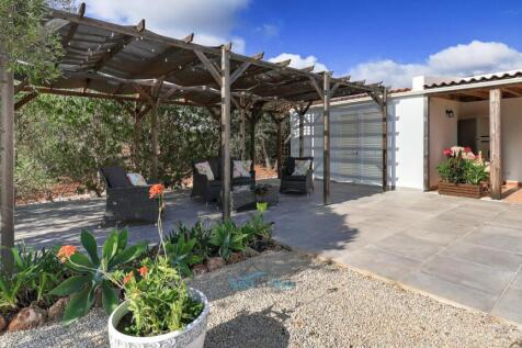 shady pergola seating