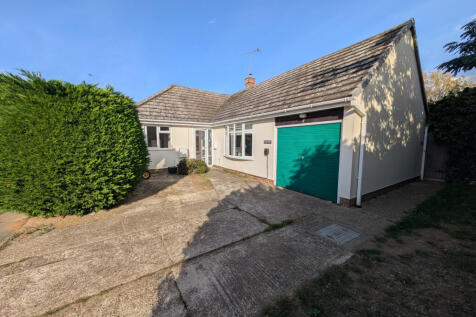3-bed bungalow on Woodfield Drive, West Mersea, CO5 8PX, £1,300/mo