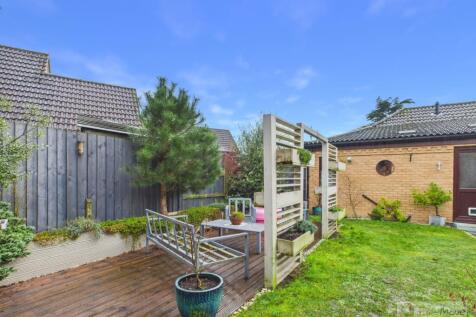 EweMove Mildenhall Oak Drive Garden 3