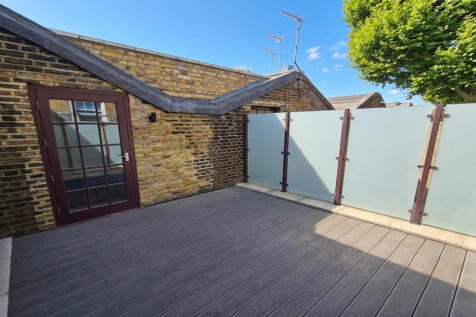 Modern 2 Bedroom Apartment with Terrace