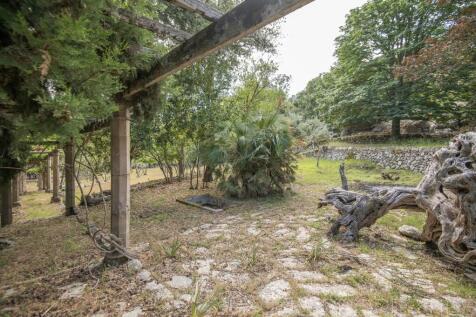 LARGE POSSESSION WITH RESTAURANT FOR SALE