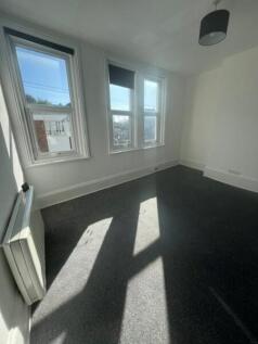 2-bed flat on Manor Road, Hastings, £900/mo