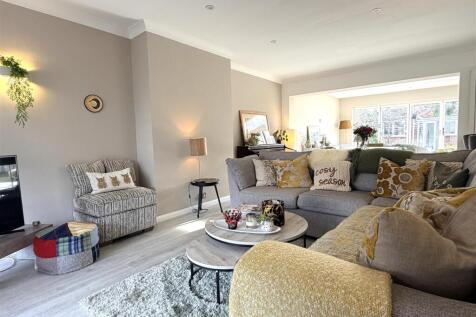 LOUNGE WITH DINING AREA
