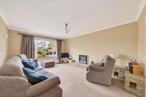 OPEN-PLAN LIVING DINING ROOM