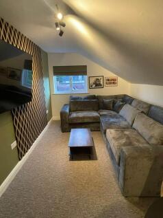 5-bed flat on Wilmslow Road, Manchester, £3,467/mo