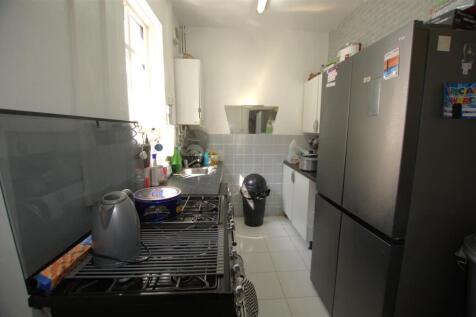 530 Warwick Road - Kitchen.JPG