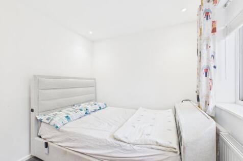 CAM03729G0-PR0132-STILL022