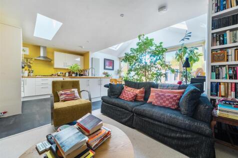 OPEN PLAN LOUNGE, KITCHEN AND DINING ROOM