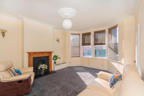 2S7J0LBR - Living Room B.jpg