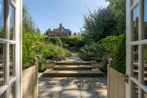 10 bed, 10 bath Detached in London - Photo 22