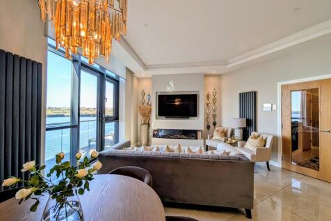 Open Plan Lounge, Kitchen &amp; Dining Area