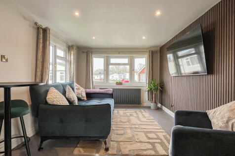 OPEN PLAN KITCHEN/LOUNGE