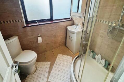 06b49105firstfloorshower