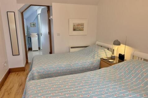 Little Wellingtonia bedroom to ensuite