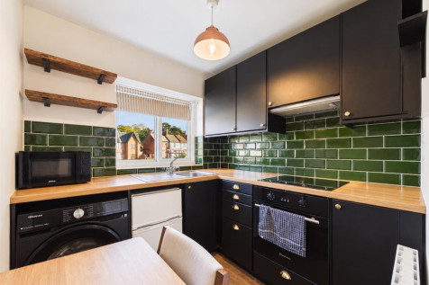 Studio flat on Whinbush Road, Hitchin, £925/mo