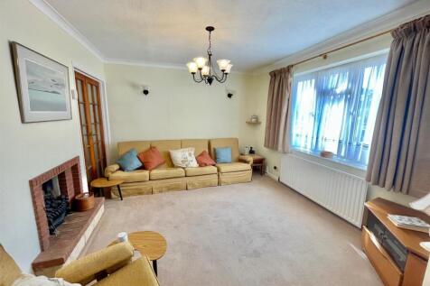 24 Skimpans Close Lounge.jpg