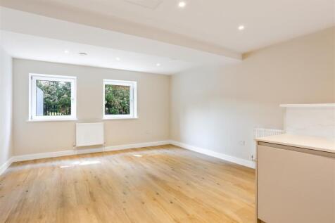 1469541018 - 4 Bluebird House, High Steet, KT173.j