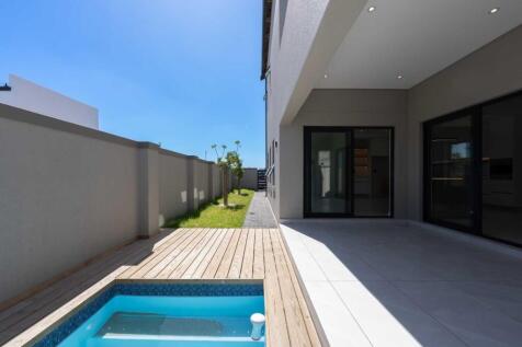 Outdoor patio, built in braai and pool