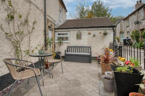 Front patio dining.jpg