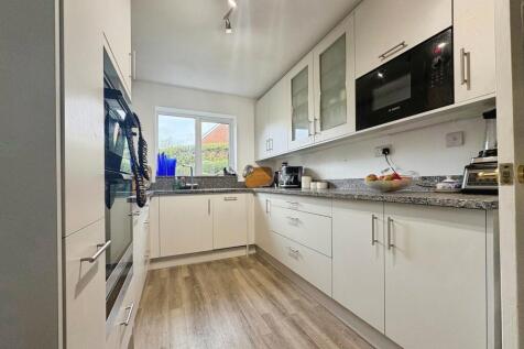 Halfway Close, Trowbridge, BA14 photo 4
