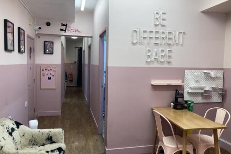 Retail Property (high street) to rent Image 4