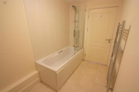 5 Longshore Apartments En Suite Bathroom