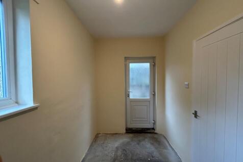 Lymington Drive, Bradford, West Yorkshire, BD4 photo 4