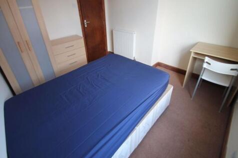 A neat and simple single bedroom featuring a co...