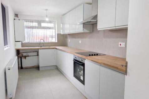 97, Moss Lane, Wardley, Swinton, Manchester photo 3