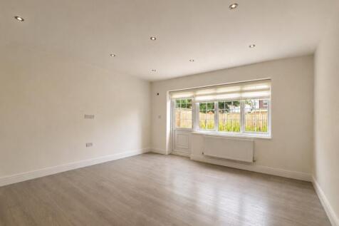 Bishops Close, Enfield, EN1 photo 3