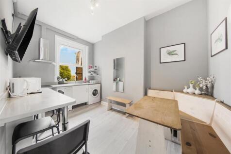 Lounge/modern fitted kitchen