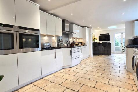 OPEN PLAN FAMILY DINING KITCHEN