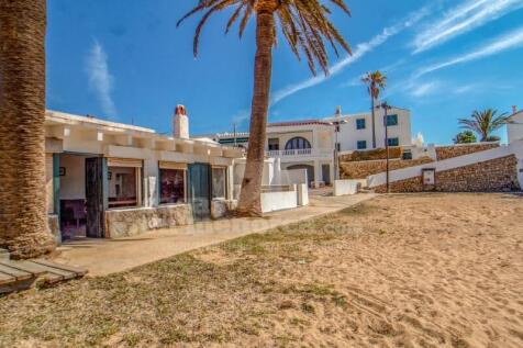 House on the seafront in Macaret